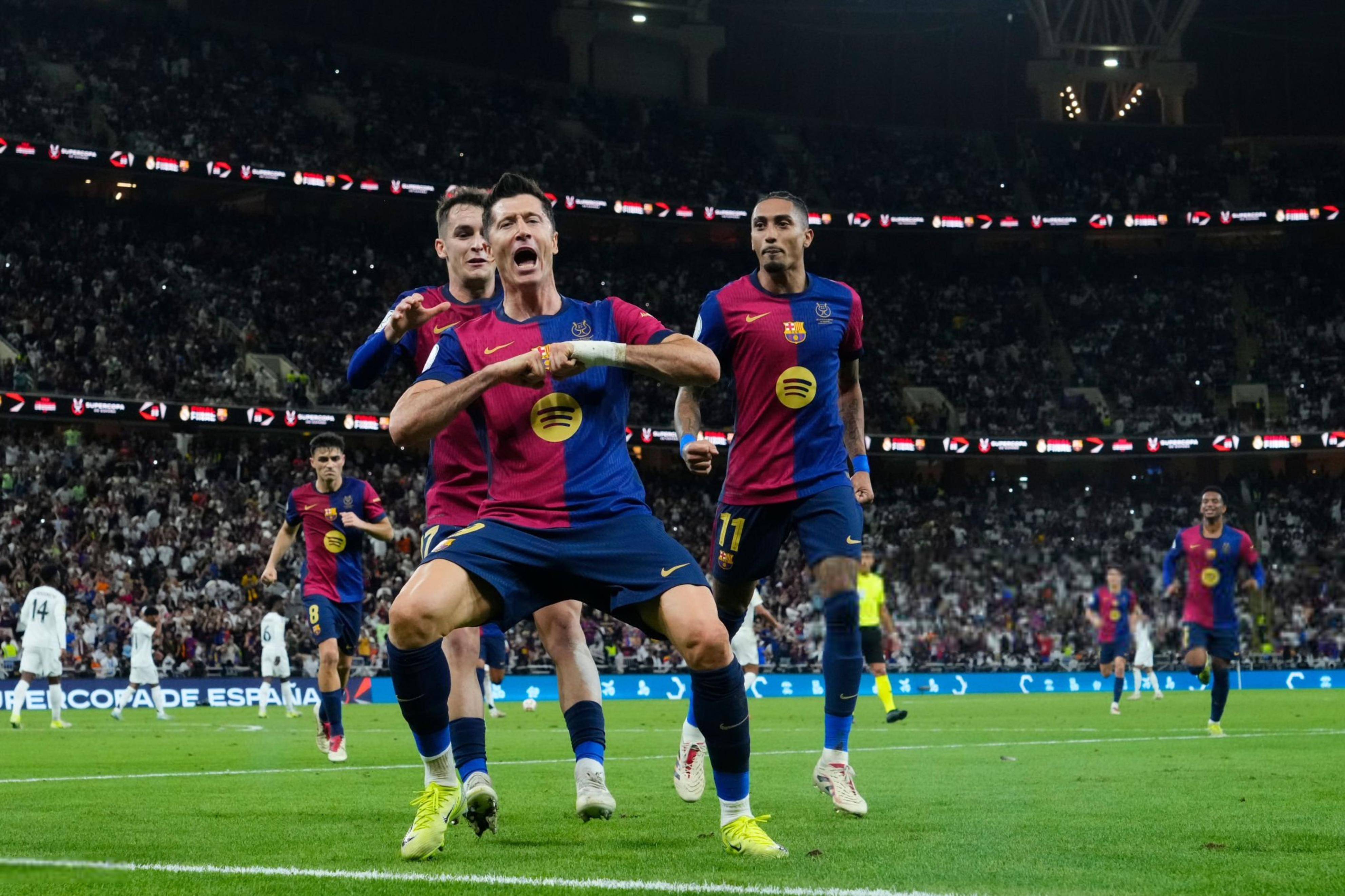 九游官网唯一入口 - 西亚卡姆回归赛场，赛事规则更新首场状态亮眼，巴塞罗那观众沸腾！